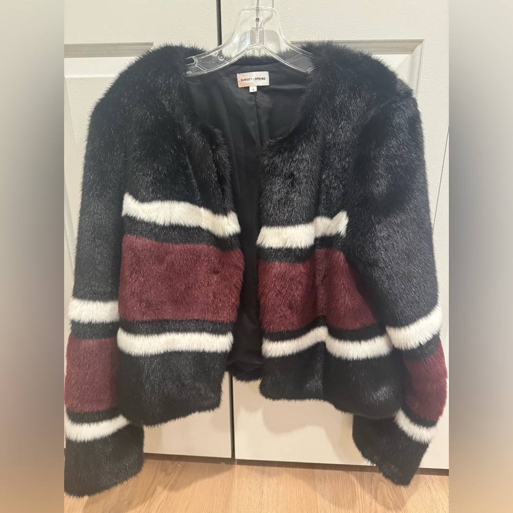 Sunset and spring faux fur coat. Size M. Great conditionn